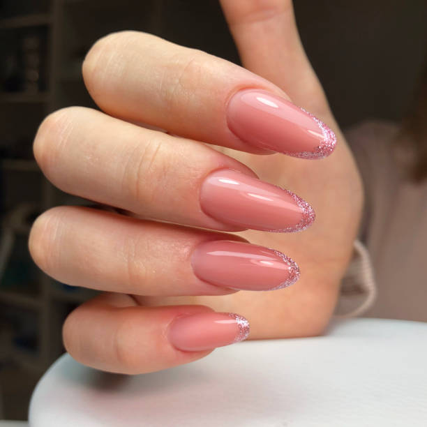 nail art for golden dress