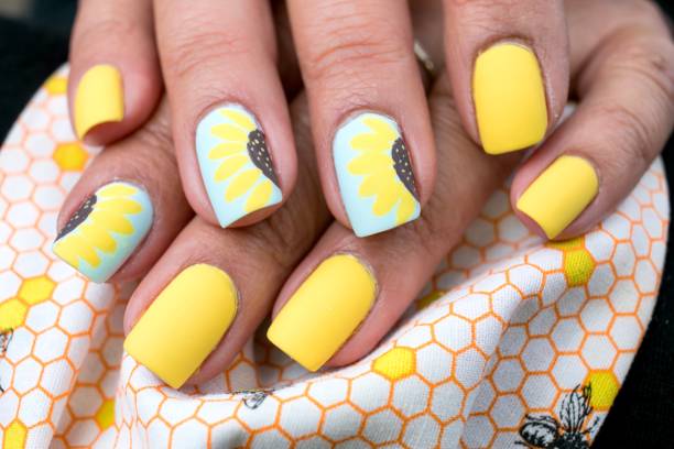 Yellow daisy nails
