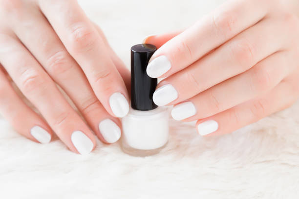 nails for taupe dress