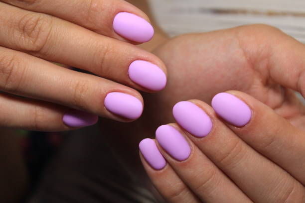 nails that goes with taupe dress