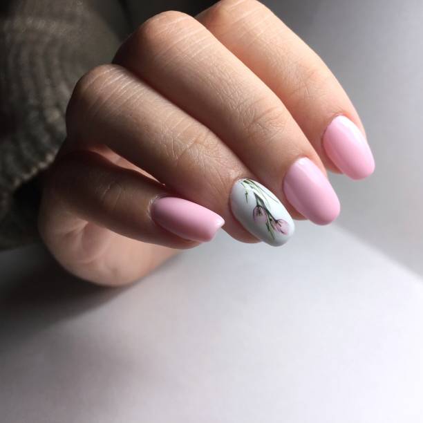 pink nails with taupe dress