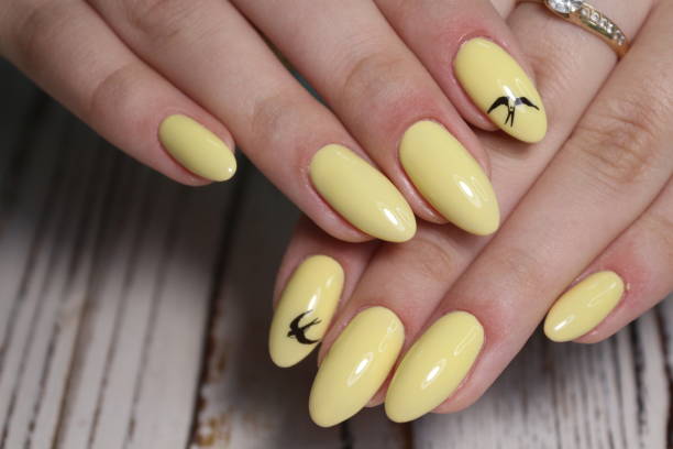 yellow nails with taupe dress