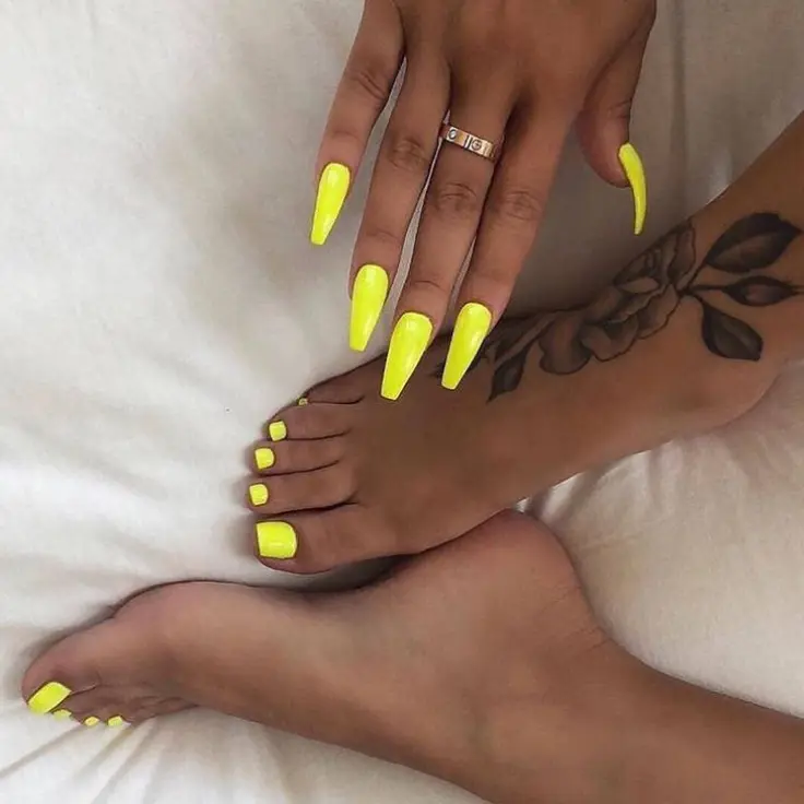 summer toenail color inspo for dark skin