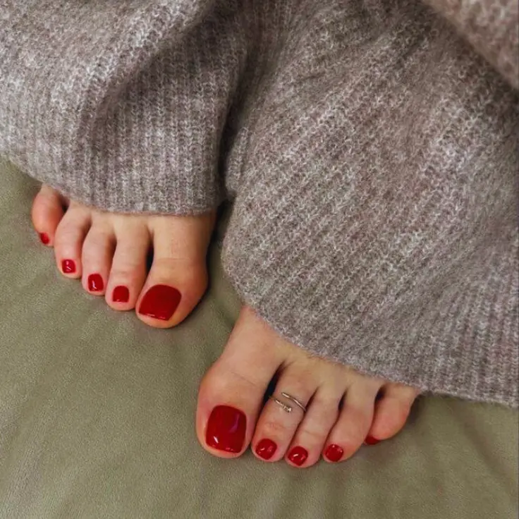 12 Best Winter Toenail Colors For Fair Skin For The Chilly Season