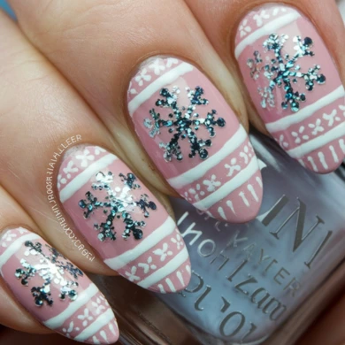 Snowflakes nail art designs